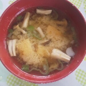 厚揚げとしめじの味噌汁